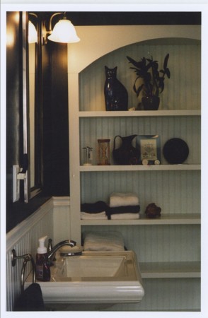 Built in bookshelves in the bathroom.  Nice touch, eh?
